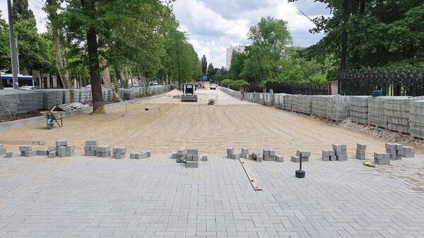 Lucrări de amenajare a parcării publice de lângă parcul „Dendrariu” din Chișinău - Sputnik Moldova