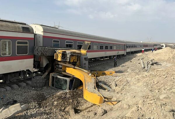 Trenul a deraiat după ce a lovit un excavator aflat în apropierea şinelor - Sputnik Moldova