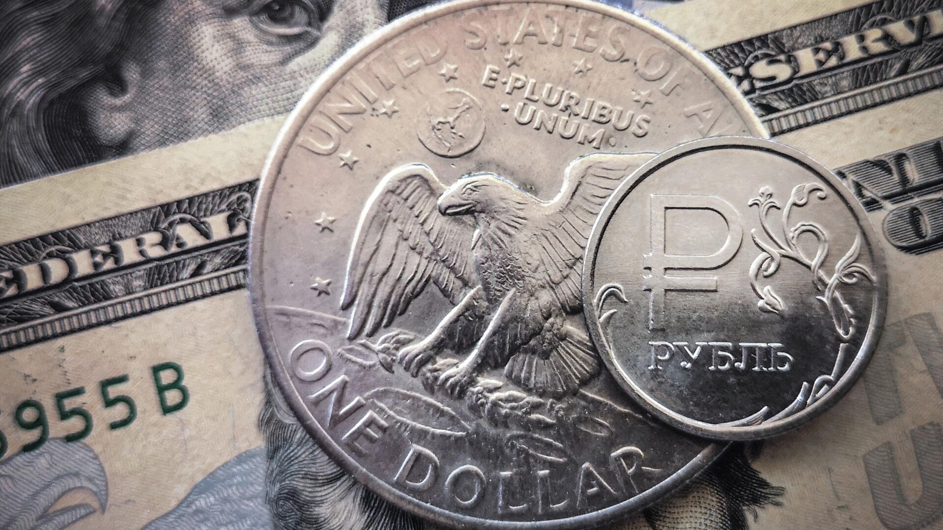 Монета российского рубля с долларовыми купюрами и монетой номиналом один доллар - Sputnik Moldova, 1920, 11.06.2022