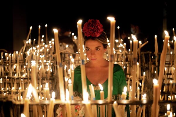 Девушка зажигает свечу в святилище девы Марии Росио в деревне Эль-Росио в Альмонте, Испания. - Sputnik Молдова