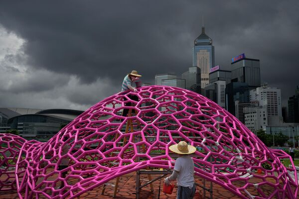 Рабочие устанавливают инсталляцию на тему науки в парке на набережной в честь 25-й годовщины возвращения Гонконга Китаю. - Sputnik Молдова