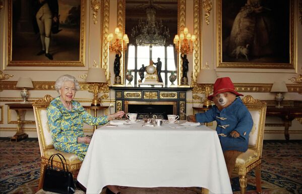 Королева Елизавета II и медвежонок Паддингтон на фото из фильма, снятого к юбилею королевы. - Sputnik Молдова