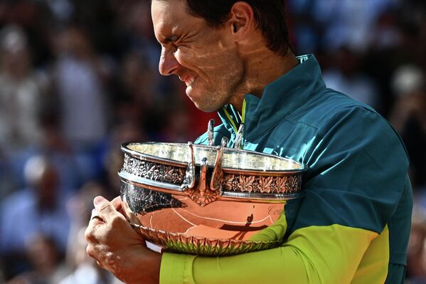 Испанец Рафаэль Надаль держит Кубок мушкетеров, празднуя победу в турнире Roland-Garros Open. - Sputnik Молдова