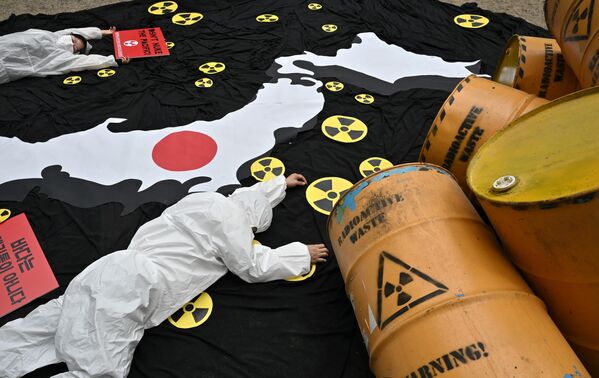 Южнокорейские активисты-экологи во время акции протеста в Сеуле против плана Японии сбросить в море радиоактивную воду с Фукусимы. - Sputnik Молдова
