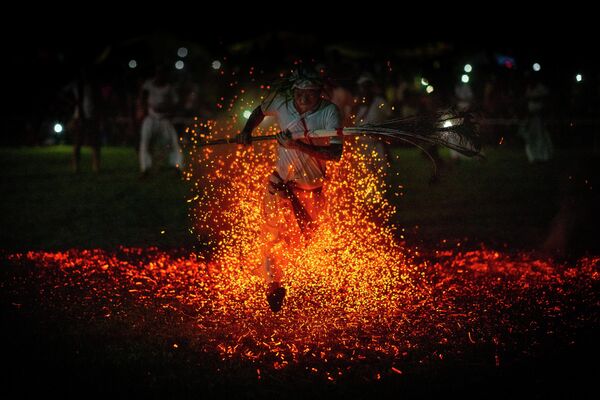 Индуистский священник индийского племени рабха бежит босиком по горящему древесному углю в рамках ритуала во время фестиваля Байкхо, Индия. - Sputnik Молдова