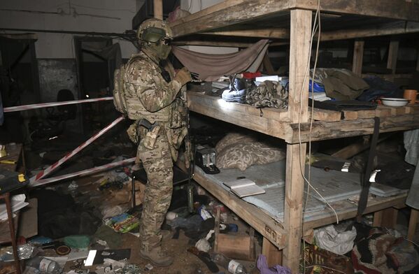 Un militar rus în subsolurile combinatului „Azovstal” din Mariupol. - Sputnik Moldova-România