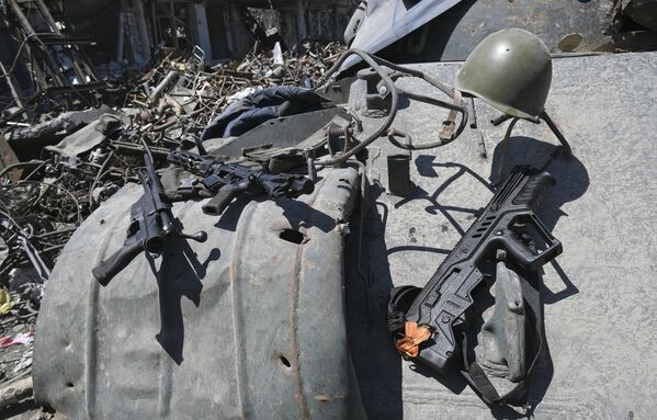 Pușcă de asalt IWI Tavor SAR (dreapta) găsită pe teritoriul combinatului „Azovstal” din Mariupol - Sputnik Moldova-România
