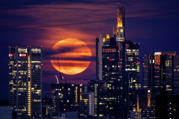 Răsărit de Luna plină  din spatele clădirilor aflate în Cartierul central de afaceri din Frankfurt, iunie 2022. - Sputnik Moldova-România