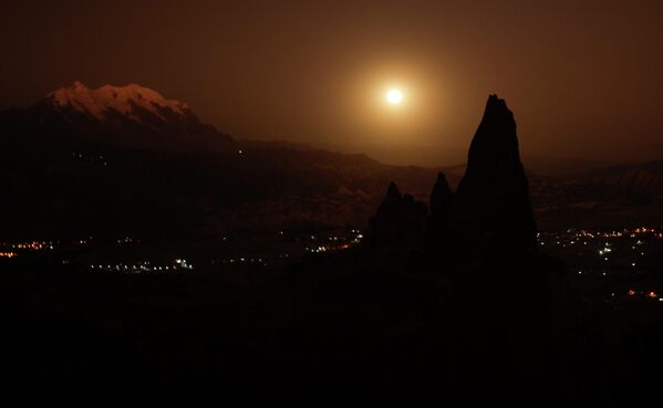 Super luna sau Luna Căpșună răsare în muntele Illimani, care este acoperit cu zăpadă, din Bolivia, - Sputnik Moldova