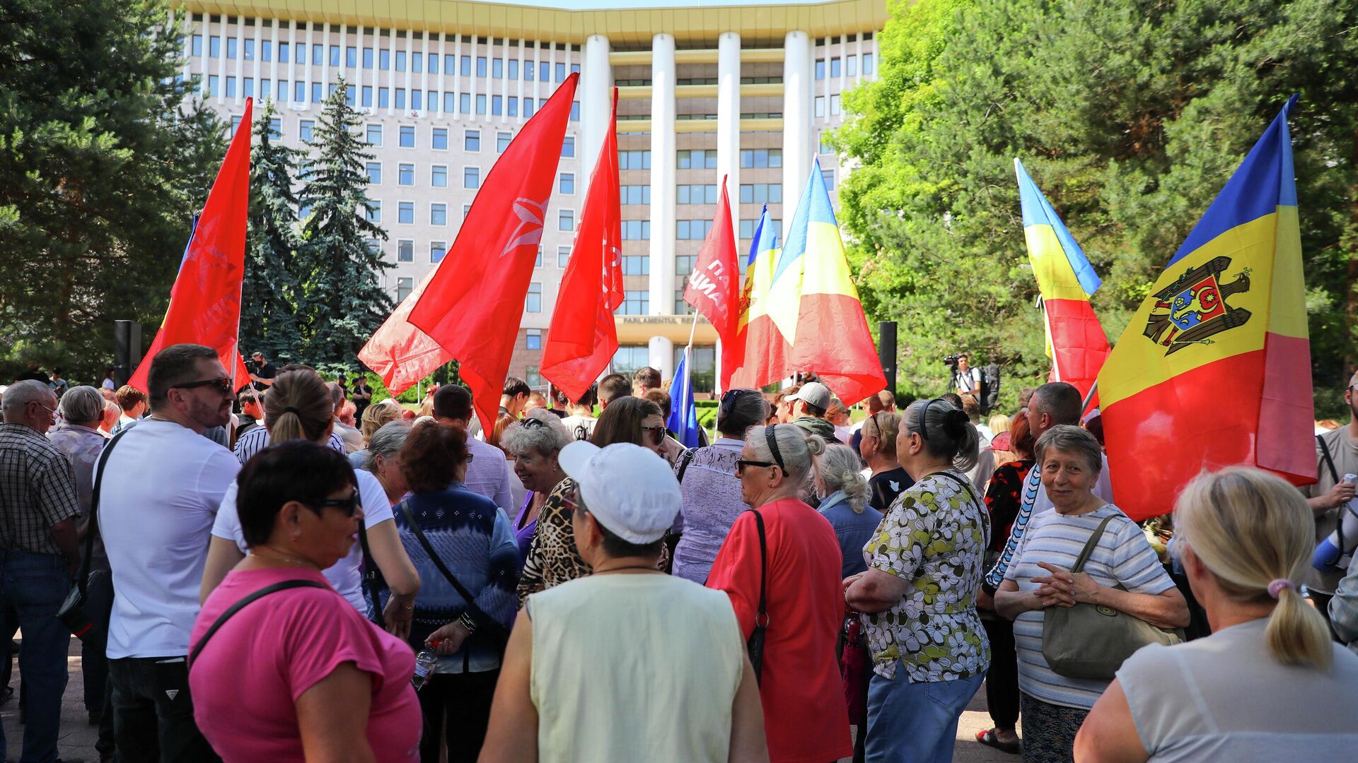 Протестующие перед зданием парламента Молдовы - Sputnik Молдова, 1920, 29.07.2022