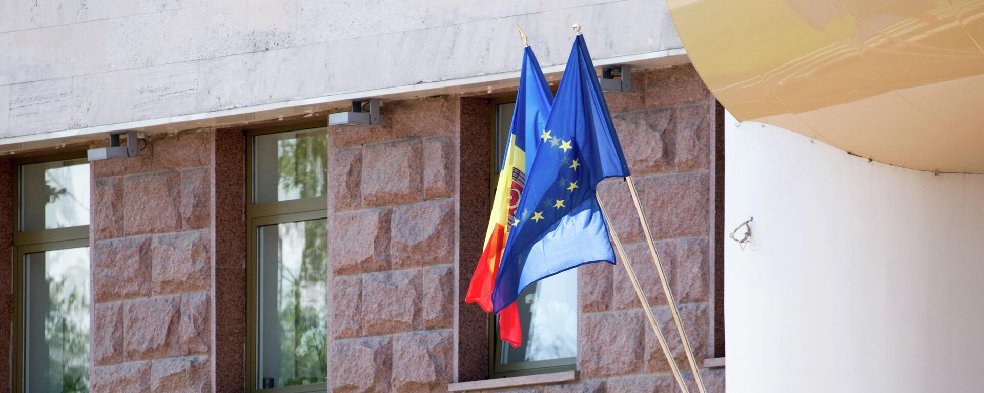 Флаги Молдовы и ЕС для проевропейского митинга в Кишиневе закупят на бюджетные деньги - Sputnik Молдова, 1920, 10.05.2023
