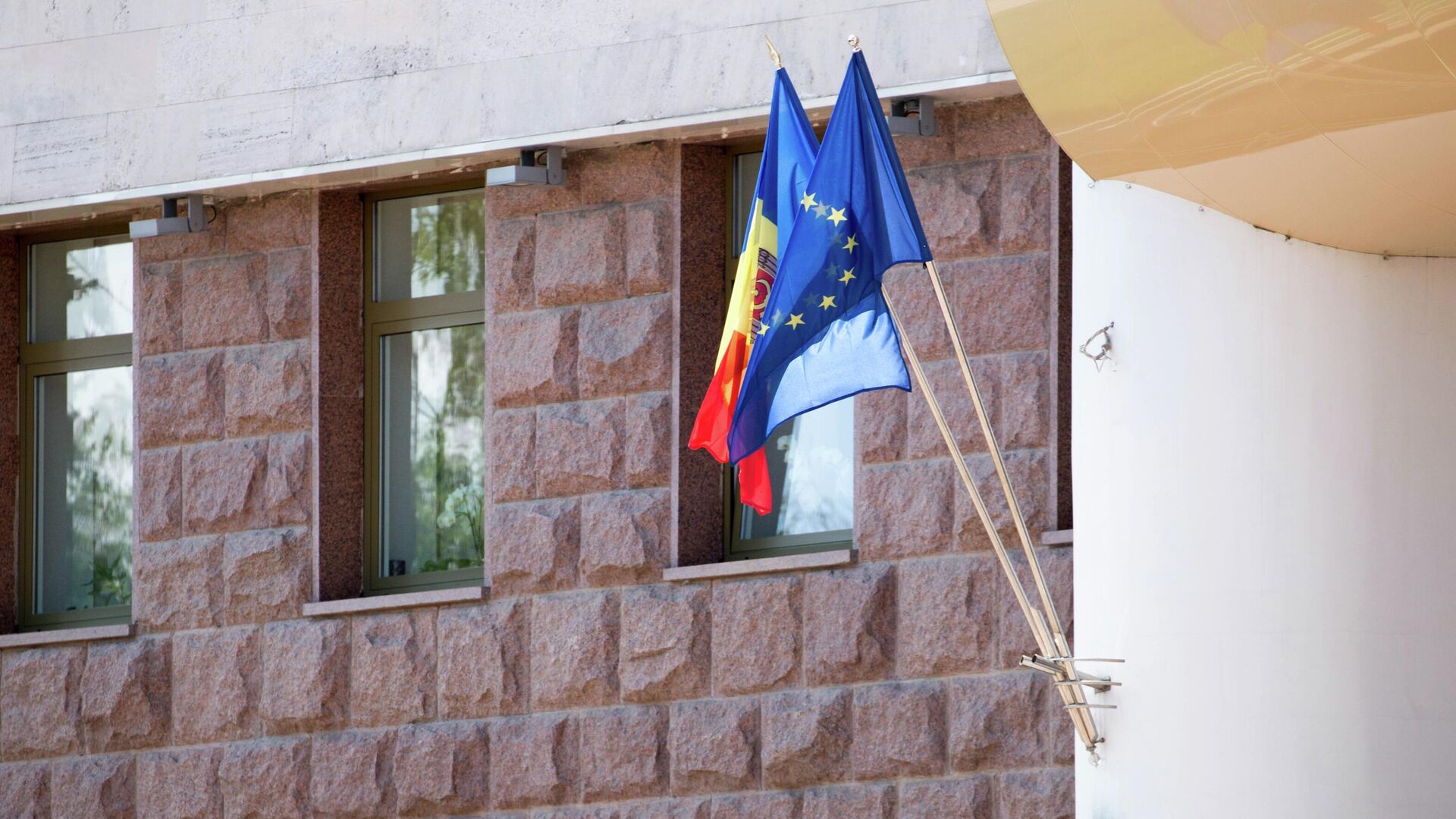 Drapelul Republicii Moldova și flagul UE - Sputnik Moldova, 1920, 01.11.2022