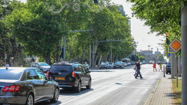 Automobile staționează la culoarea roșie a semaforului pe o stradă din Chișinău - Sputnik Moldova