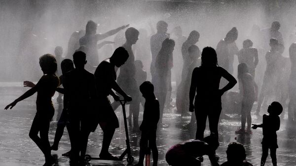 Жители Мадрида освежаются в фонтане во время жары - Sputnik Moldova-România