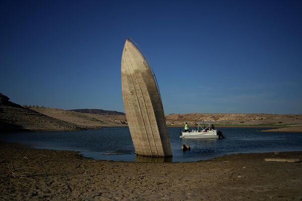 Ранее затонувшая лодка видна вдоль береговой линии озера Мид в Национальной зоне отдыха на озере Мид, недалеко от Боулдер-Сити, штат Невада. Вода в озере Мид упала до уровня этого не было с тех пор, как озеро заполнилось более 80 лет назад. - Sputnik Молдова