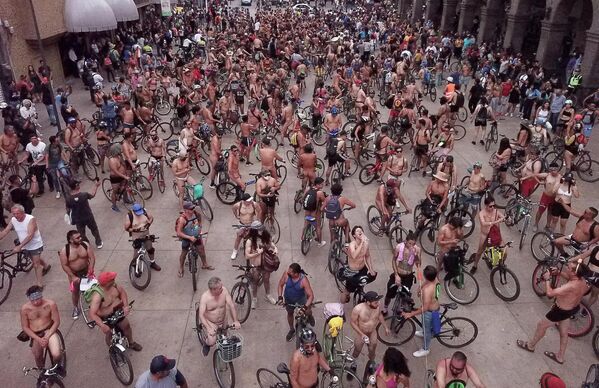 Велосипедисты принимают участие во всемирном заезде на голых велосипедах в Гвадалахаре, штат Халиско, Мексика, 11 июня 2022 года. Участники катаются обнаженными в знак протеста против глобальной зависимости от нефти. - Sputnik Молдова