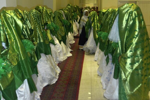 Невесты в свадебном зале в ожидании начала массовой церемонии бракосочетания в Кабуле, 13 июня 2022 года. - Sputnik Молдова