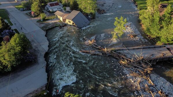 Дом стоит в Рок-Крик: паводок смыл дорогу и мост в Ред-Лодж, штат Монтана, в среду, 15 июня 2022 года. - Sputnik Молдова