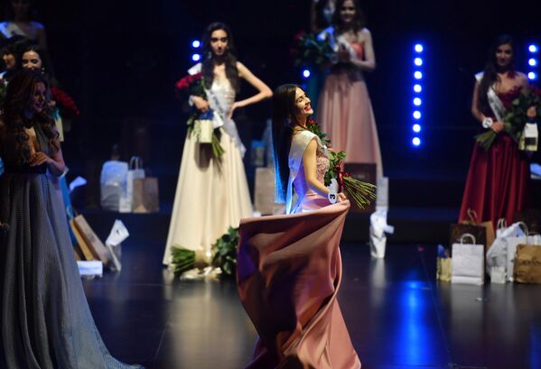 Participantele la concursul „Miss CSI-2022” de la Erevan.  Concursul „Miss SCI” se desfășoară pentru a doua oară în Armenia, la el participă 23 de frumoase care au învins la etapele de selecție în țările lor. - Sputnik Moldova