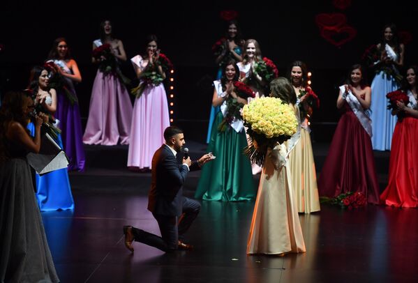 În timpul concursului „Miss CSI-2022” mirele uneia dintre articipante i-a cerut acesteia mâna. Concursul „Miss SCI” se desfășoară pentru a doua oară în Armenia, la el participă 23 de frumoase care au învins la etapele de selecție în țările lor. - Sputnik Moldova