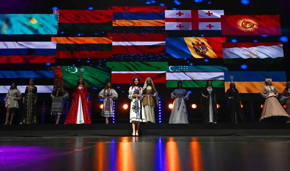 Participantele la concursul „Miss CSI-2022” de la Erevan.  Concursul „Miss SCI” se desfășoară pentru a doua oară în Armenia, la el participă 23 de frumoase care au învins la etapele de selecție în țările lor. - Sputnik Moldova