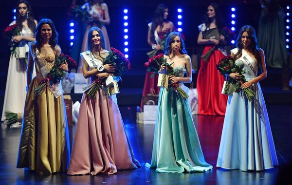 În partea dreaptă - învingătoarea concursului „Miss CSI-2022”, Diana Perhanova (Kazahstan) la ceremonia de înmânare a premiilor. Concursul „Miss SCI” se desfășoară pentru a doua oară în Armenia, la el participă 23 de frumoase care au învins la etapele de selecție în țările lor. - Sputnik Moldova