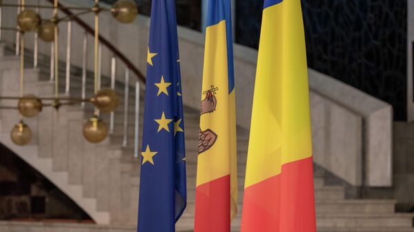 Drapelele Moldovei și României alături de cel al UE - Sputnik Moldova-România