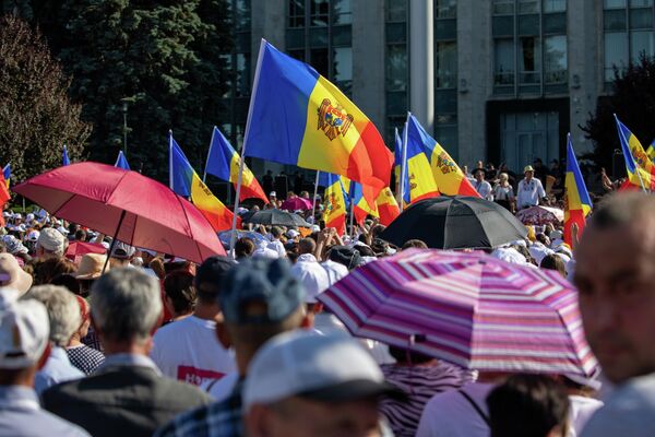 Oamenii au venit să protesteze în Capitală împotriva guvernării PAS în ciuda vremii toride. - Sputnik Moldova