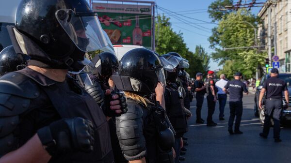 МВД Молдовы: 10 полицейских пострадали в стычках с участниками марша в воскресенье - Sputnik Молдова