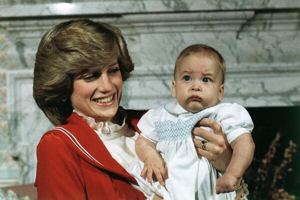 Prințul William al Marii Britanii, la vârsta de șase luni, fiul Prințului Charles și al Prințesei Diana, cu mama sa în timpul unei ședințe foto la Palatul Kensington din Londra, Anglia, pe 22 decembrie 1982. - Sputnik Moldova
