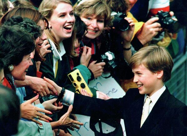 Уильям приветствует фанатов в соборе Святого Иакова в Торонто, Канада, 1991 год. - Sputnik Молдова