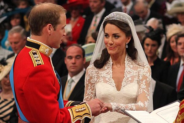 Prințul William (stânga) și Kate Middleton (centru) fac schimb de inele în timpul nunții lor de la Westminster Abbey, pe 29 aprilie 2011, la Londra. - Sputnik Moldova