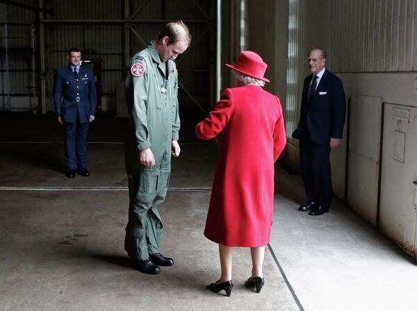 Prințul William (al doilea din stânga) o salută pe Regina Elisabeta a II-a a Marii Britanii (a doua din dreapta) și Prințul Philip, Ducele de Edinburgh (dreapta) în timpul unei vizite în Valea RAF din Anglesey, Țara Galilor, pe 1 aprilie 2011. - Sputnik Moldova