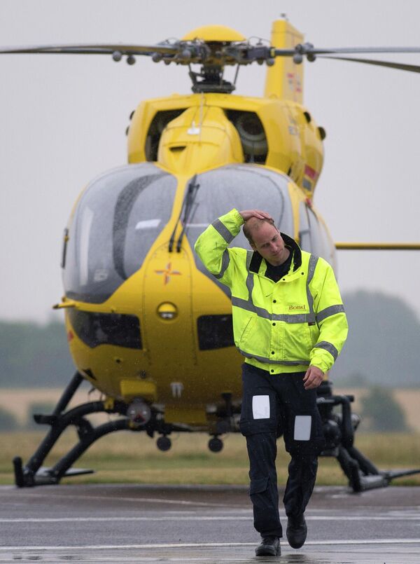 Принц Уильям стал пилотом вертолета скорой помощи, Кембридж, 2015 год. - Sputnik Молдова