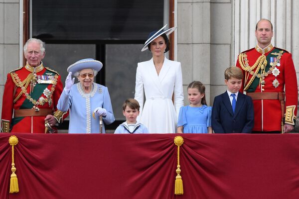 Regina Elisabeta a II-a a Marii Britanii (a doua din stânga) stă alături, în stânga, de Prințul Charles, Prințul de Wales, Prințul Louis de Cambridge, Catherine, Ducesa de Cambridge, Prințesa Charlotte de Cambridge, Prințul George de Cambridge, Prințul William, Duce de Cambridge, , pentru a urmări un zbor special de la balconul Palatului Buckingham după Parada dedicată zilei de naștere a Reginei, Trooping the Colour, ca parte a sărbătorilor jubileului de platină al Reginei Elisabeta a II-a, la Londra, pe 2 iunie 2022.Mulțimi uriașe s-au adunat joi în centrul Londrei, în lumina soarelui strălucitor, pentru începutul a patru zile de evenimente publice prin care s-au marcat istoricul Jubileu de platină al Reginei Elisabeta a II-a, în ceea ce ar putea fi ultimul eveniment public major din lunga ei domnie. - Sputnik Moldova