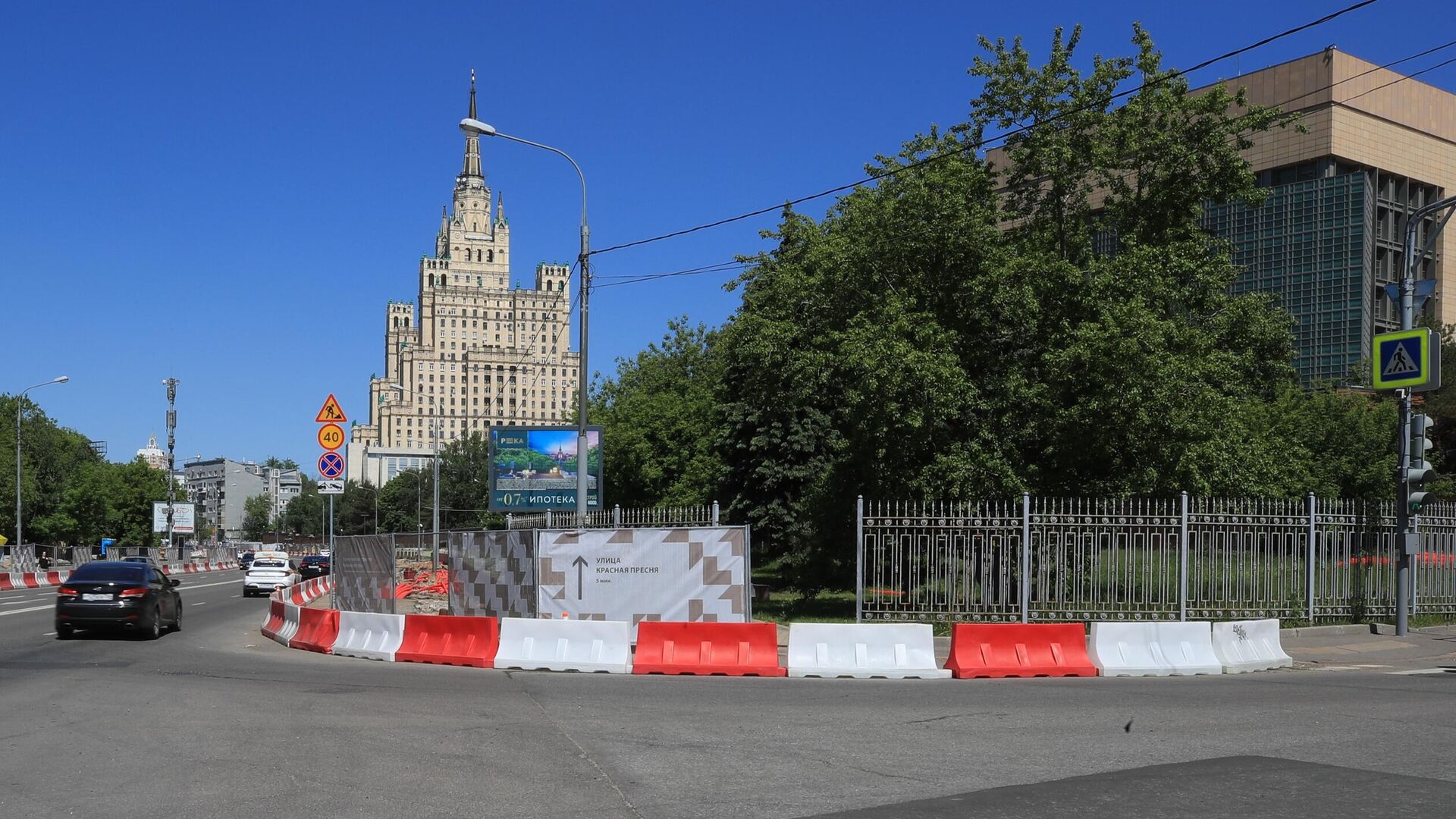 Piața de lângă Ambasada SUA, la intersecția străzii Konyushkovskaya și Bolshoy Devyatinsky Lane din Moscova, care a fost redenumită „Piața Republicii Populare Donețk”. - Sputnik Moldova-România, 1920, 22.06.2022