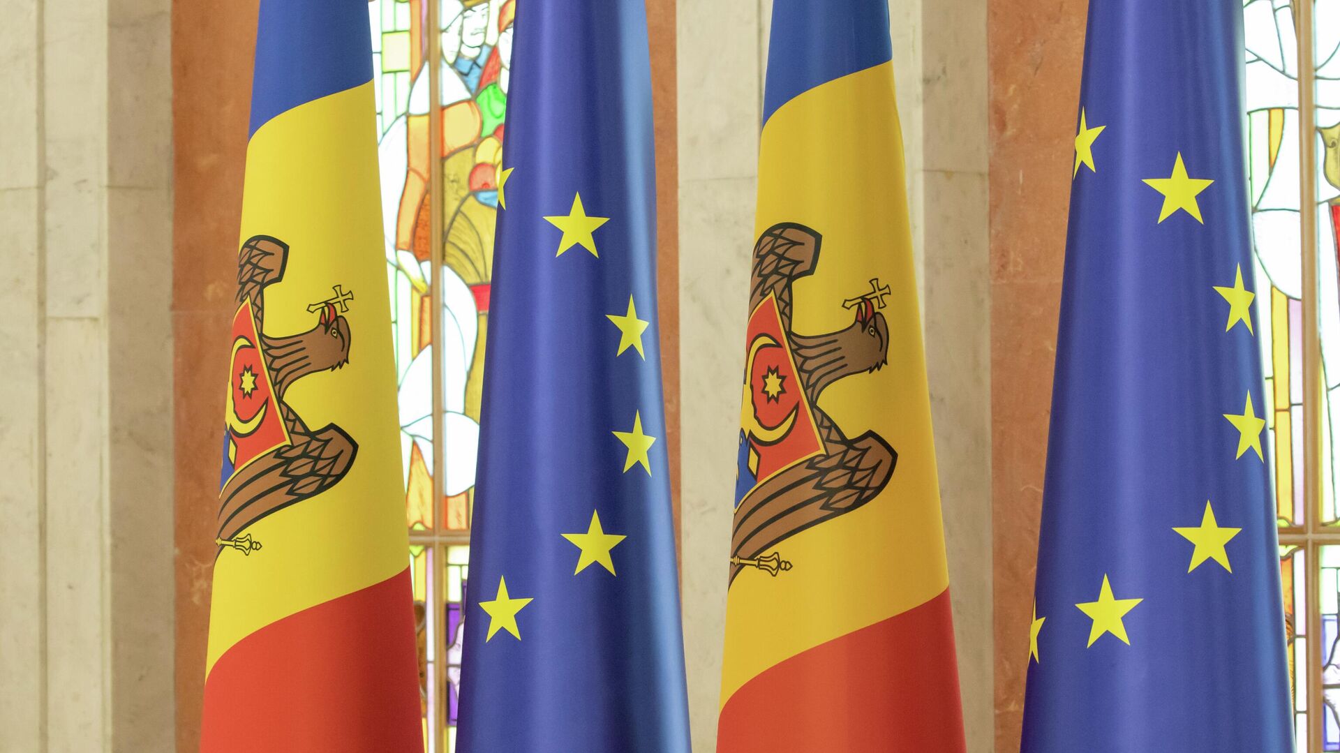 Flagurile Republicii Moldova și Uniunii Europene - Sputnik Молдова, 1920, 30.09.2023