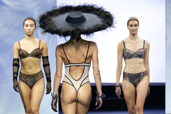 Модели представляют белье на показе мод в Париже. - Sputnik Молдова