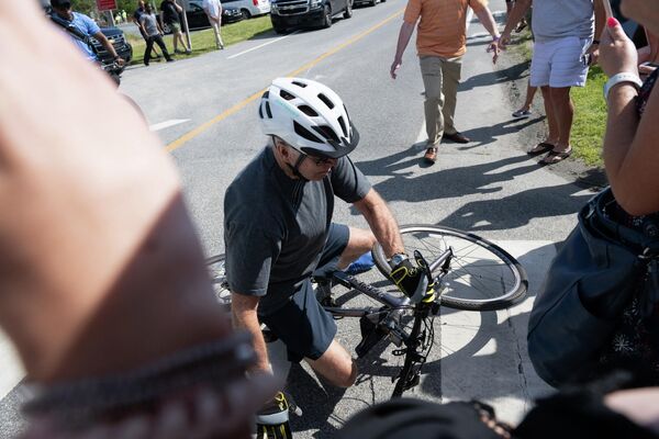 Падение президента США Джо Байдена с велосипеда у пруда Гордонс в Рехобот-Бич, штат Делавэр. - Sputnik Молдова