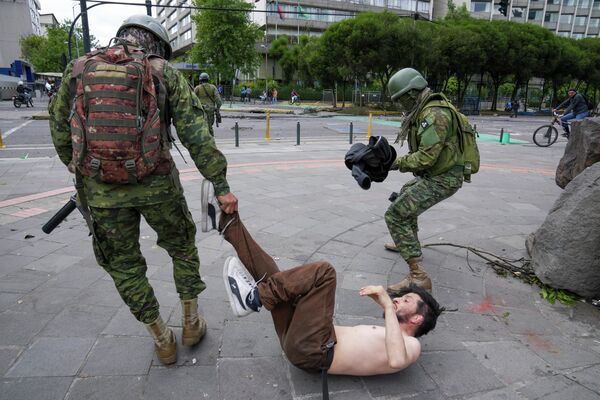 Солдаты задерживают демонстранта во время протестов против правительства в Кито, Эквадор. - Sputnik Молдова