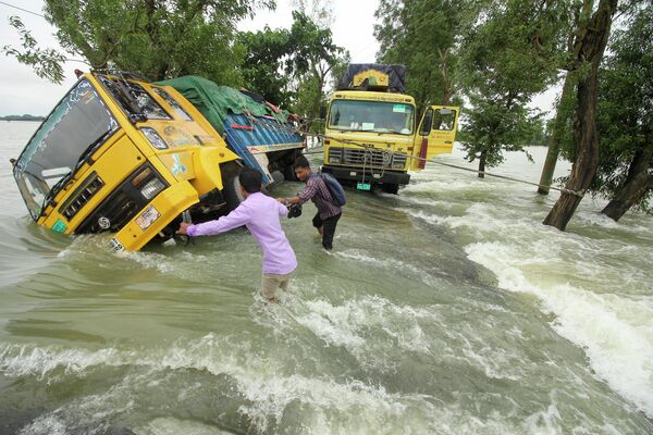 Застрявшие грузовики на затопленной улице в Сунамгандже, Бангладеш. - Sputnik Молдова