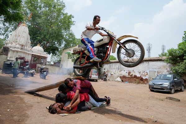 Мотоциклист выполняет трюк на фестивале в Ахмадабаде, Индия. - Sputnik Молдова