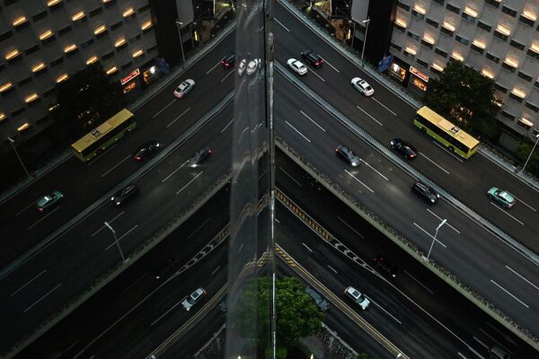 Вид сверху на одну из улиц вечернего Шанхая. - Sputnik Молдова