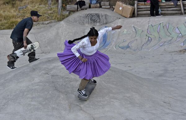 Боливийская девушка из женского скейтборд-коллектива &quot;Imilla Skate&quot; катается на скейте. - Sputnik Молдова