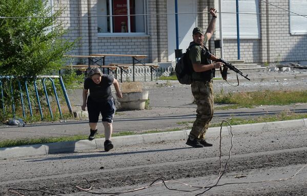 Бойцы ЛНР в Северодонецке эвакуируют жительницу Северодонецка из обстреливаемого ВСУ района города - Sputnik Молдова