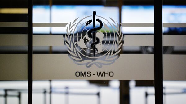 Эмблема Всемирной организации здравоохранения (ВОЗ) на дверях штаб-квартиры. - Sputnik Молдова