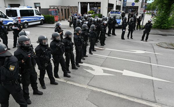 Poliția blochează un drum în timpul unei demonstrații împotriva Summitului G7 - Sputnik Moldova-România