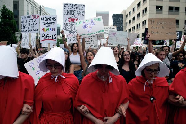Активистки выступают за право на аборт в костюмах героини сериала &quot;Рассказ служанки&quot; на акции в Денвере, штат Колорадо. - Sputnik Молдова
