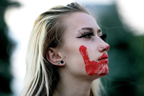Активистка Бреанна Джолли с испачканным красной краской лицом на протестах в Денвере. - Sputnik Молдова