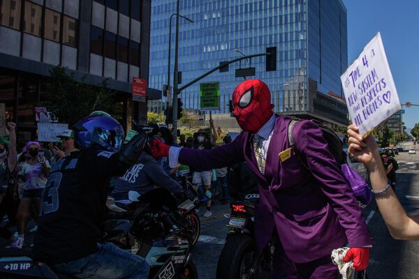 Протестующий в костюме Человека-паука на демонстрации в Лос-Анджелесе. - Sputnik Молдова